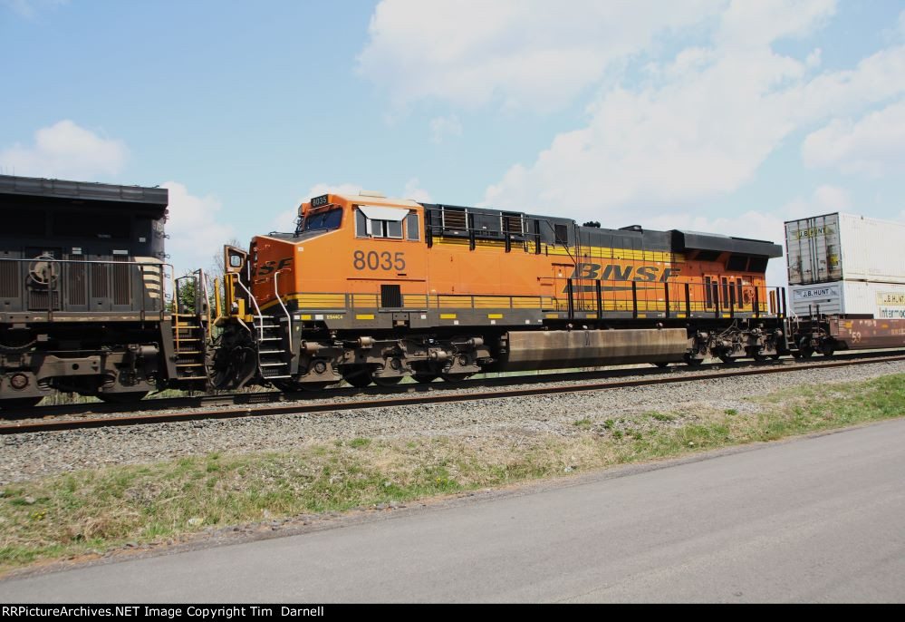 BNSF 8035 on NS 265